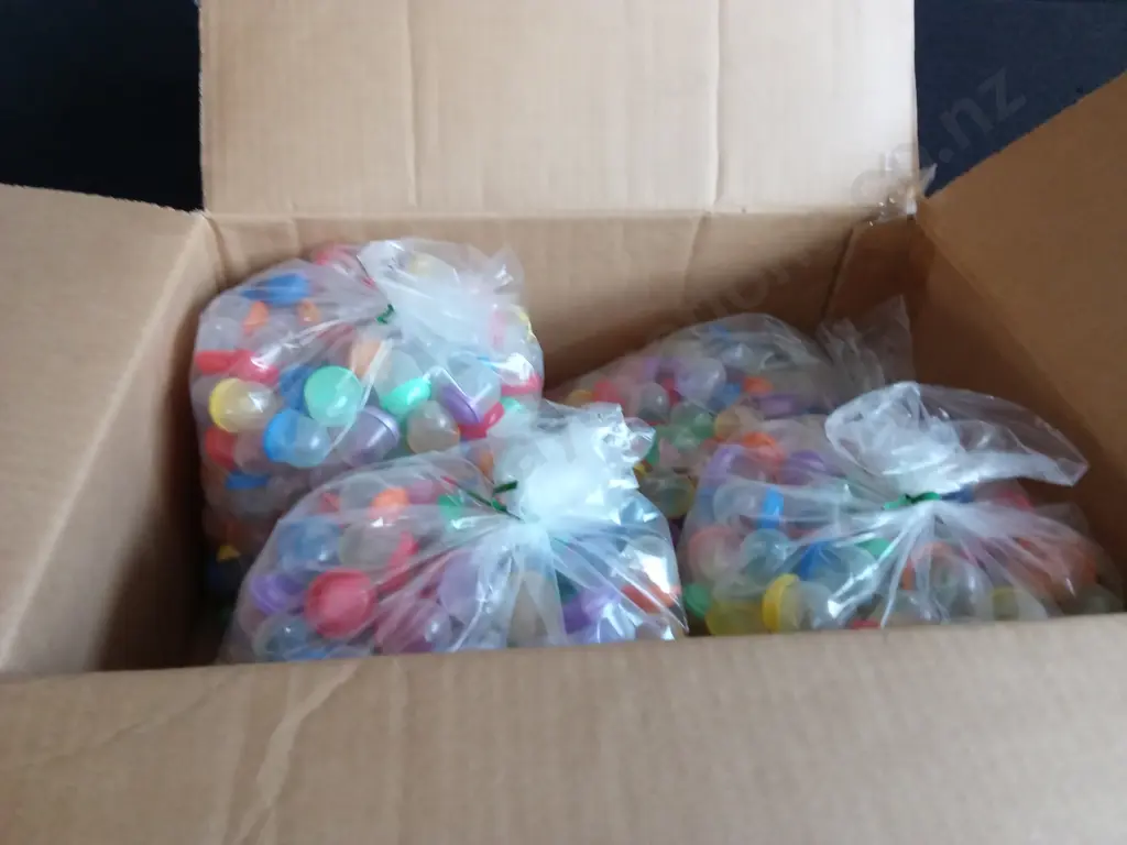 BOX OF PLASTIC CAPSULES FILLED WITH COSTUME JEWELLERY FOR VENDING MACHINE Image 1++
