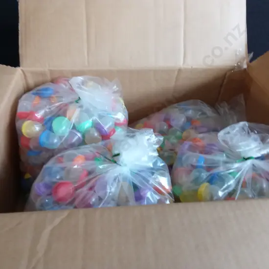 BOX OF PLASTIC CAPSULES FILLED WITH COSTUME JEWELLERY FOR VENDING MACHINE