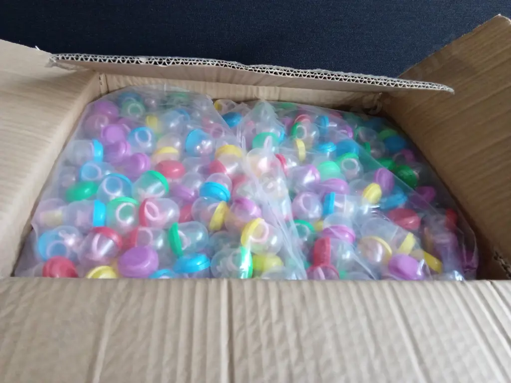 BOX OF PLASTIC CAPSULES FILLED WITH PINK RINGS FOR VENDING MACHINE Image 1++