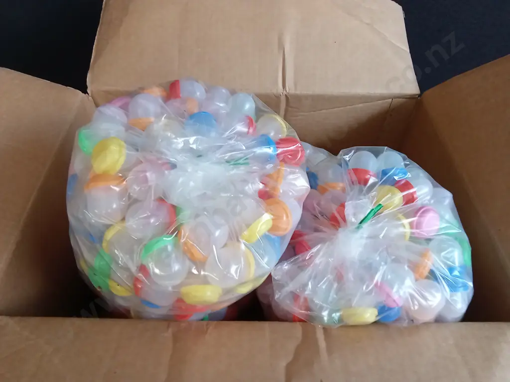 BOX OF PLASTIC CAPSULES FILLED WITH COSTUME JEWELLERY FOR VENDING MACHINE Image 1++