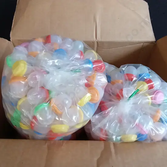 BOX OF PLASTIC CAPSULES FILLED WITH COSTUME JEWELLERY FOR VENDING MACHINE