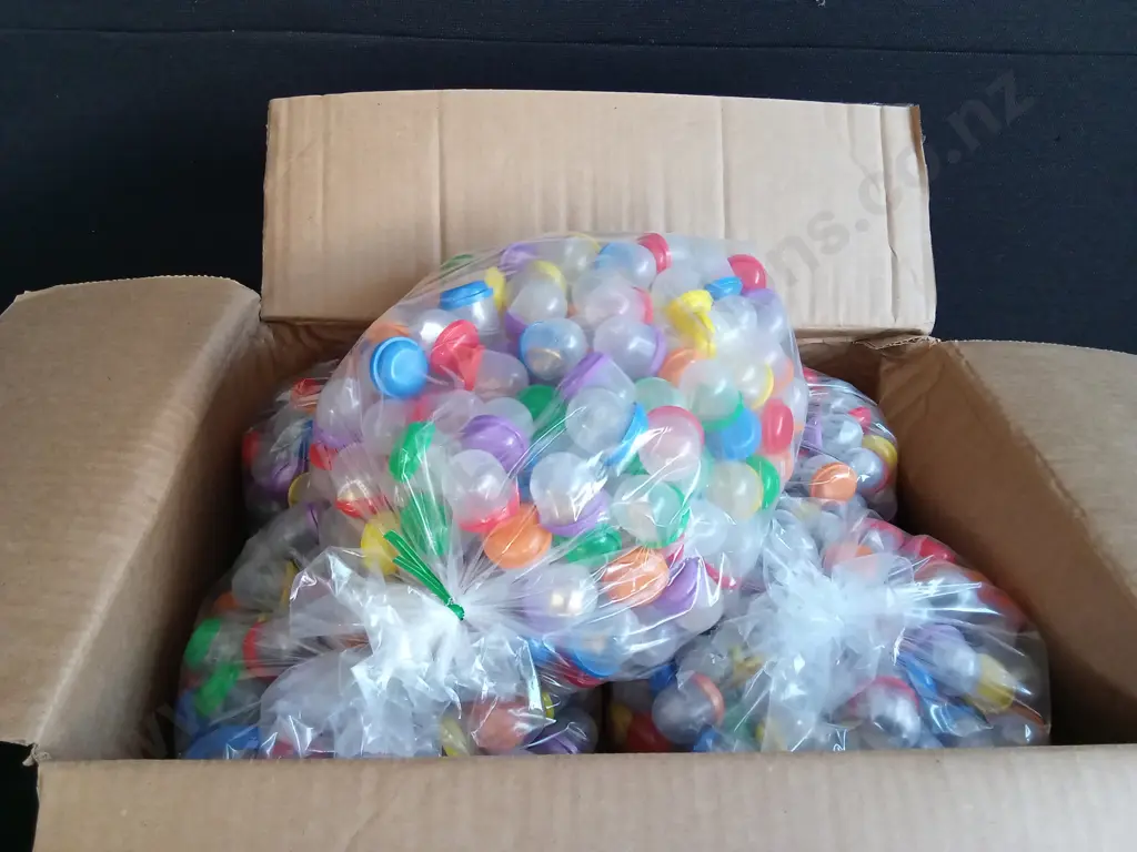 BOX OF PLASTIC CAPSULES FILLED WITH ASSORTED TOYS FOR VENDING MACHINE Image 1++