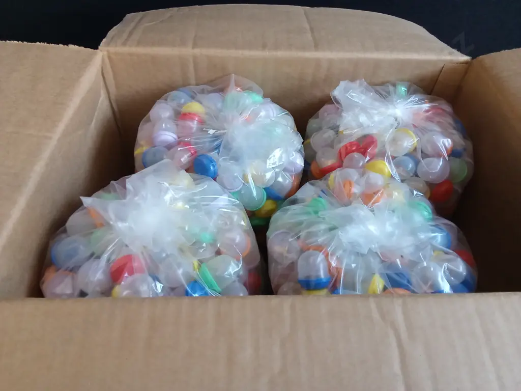 BOX OF PLASTIC CAPSULES FILLED WITH COSTUME JEWELLERY FOR VENDING MACHINE Image 1++