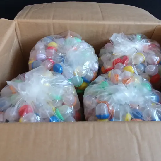 BOX OF PLASTIC CAPSULES FILLED WITH COSTUME JEWELLERY FOR VENDING MACHINE