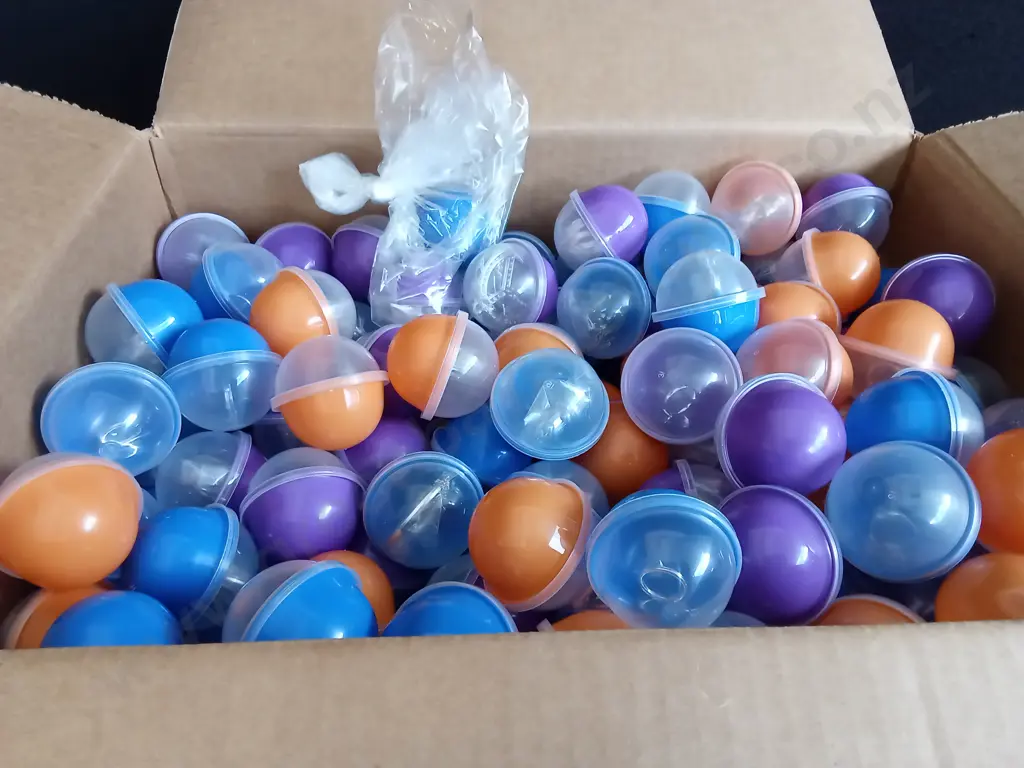 BOX OF PLASTIC CAPSULES FILLED WITH COSTUME JEWELLERY FOR VENDING MACHINE Image 1++