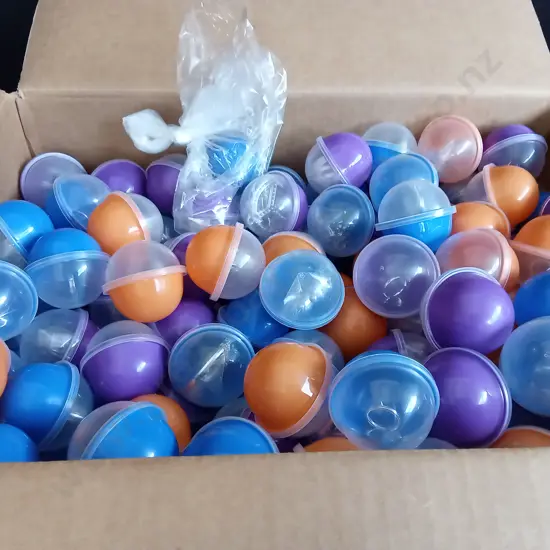 BOX OF PLASTIC CAPSULES FILLED WITH COSTUME JEWELLERY FOR VENDING MACHINE