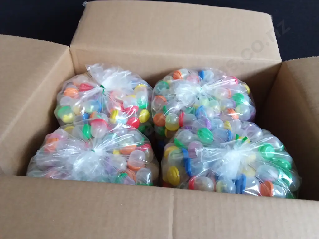 BOX OF PLASTIC CAPSULES FILLED WITH COSTUME JEWELLERY AND TOYS FOR VENDING MACHINE Image 1++