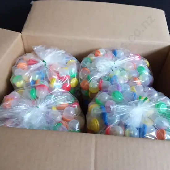 BOX OF PLASTIC CAPSULES FILLED WITH COSTUME JEWELLERY AND TOYS FOR VENDING MACHINE