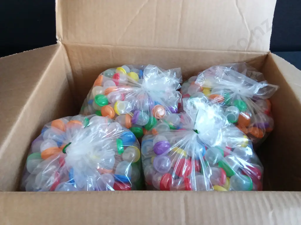 BOX OF PLASTIC CAPSULES FILLED WITH COSTUME JEWELLERY FOR VENDING MACHINE Image 1++