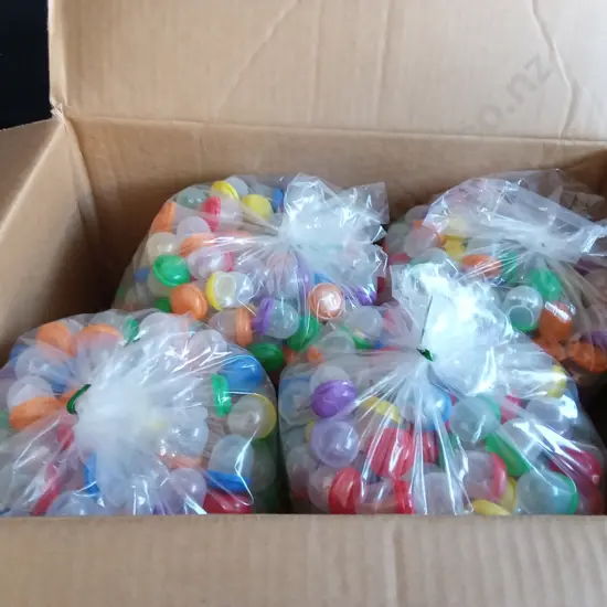 BOX OF PLASTIC CAPSULES FILLED WITH COSTUME JEWELLERY FOR VENDING MACHINE