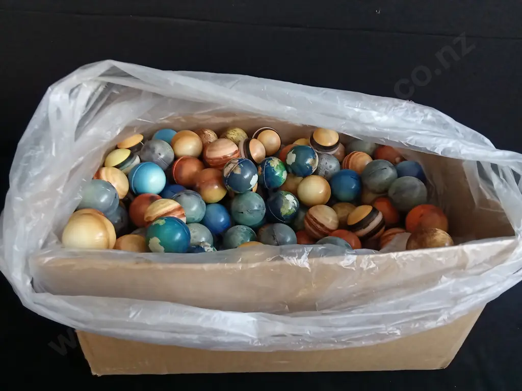 BOX OF FOAM PLANET BALLS FOR VENDING MACHINE Image 1++