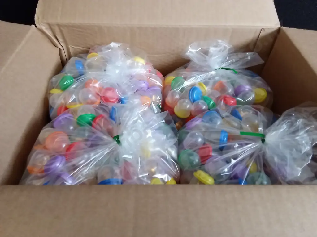 BOX OF PLASTIC CAPSULES FILLED WITH COSTUME JEWELLERY FOR VENDING MACHINE Image 1++