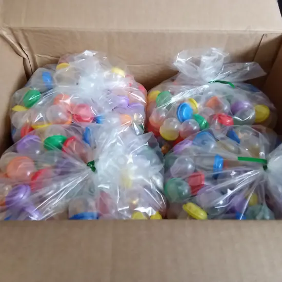 BOX OF PLASTIC CAPSULES FILLED WITH COSTUME JEWELLERY FOR VENDING MACHINE