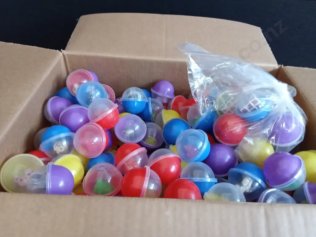 BOX OF PLASTIC CAPSULES FILLED WITH TOYS FOR VENDING MACHINE Image 1++