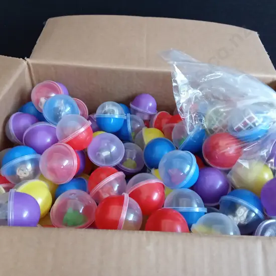 BOX OF PLASTIC CAPSULES FILLED WITH TOYS FOR VENDING MACHINE
