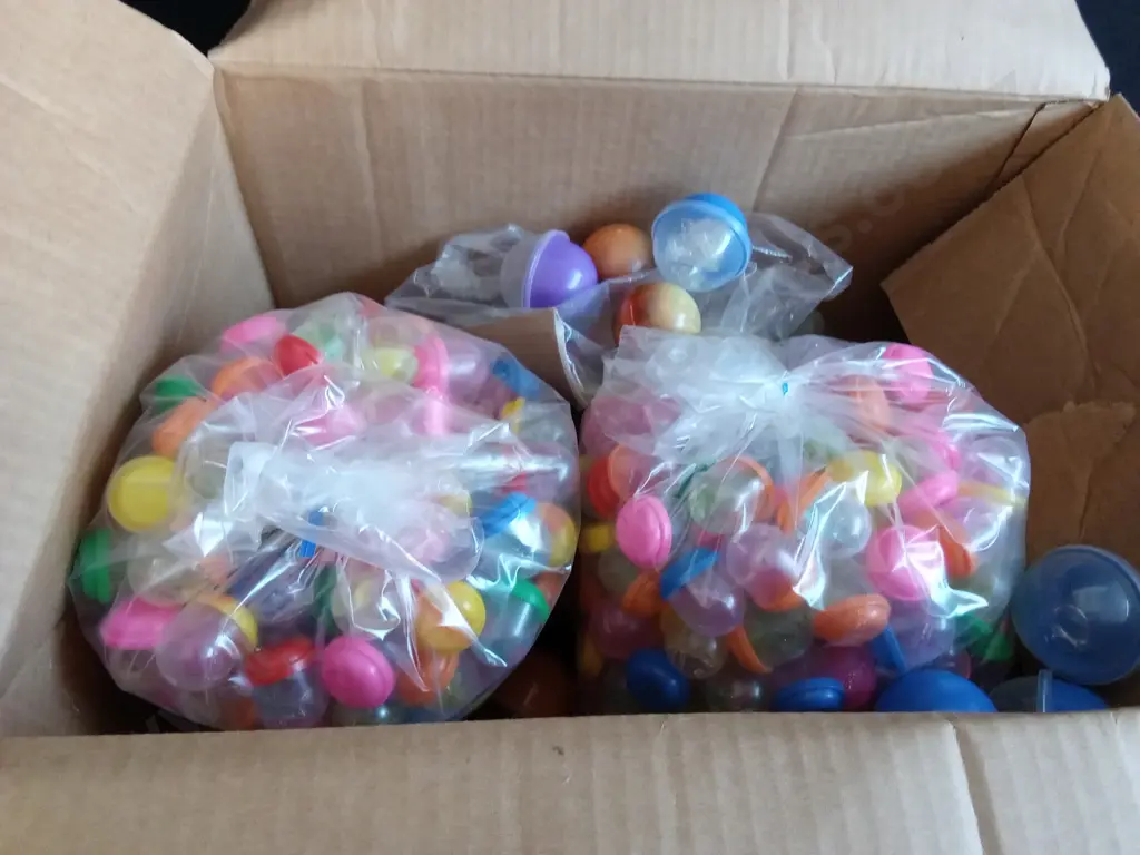 BOX OF PLASTIC CAPSULES FILLED WITH ASSORTED TOYS FOR VENDING MACHINE Image 1++
