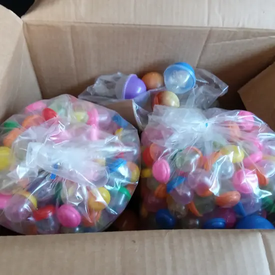 BOX OF PLASTIC CAPSULES FILLED WITH ASSORTED TOYS FOR VENDING MACHINE