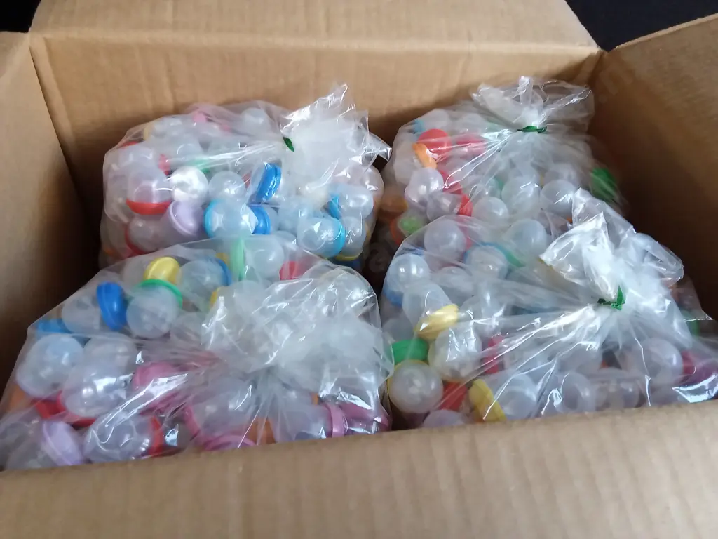 BOX OF PLASTIC CAPSULES FILLED WITH COSTUME JEWELLERY FOR VENDING MACHINE Image 1++