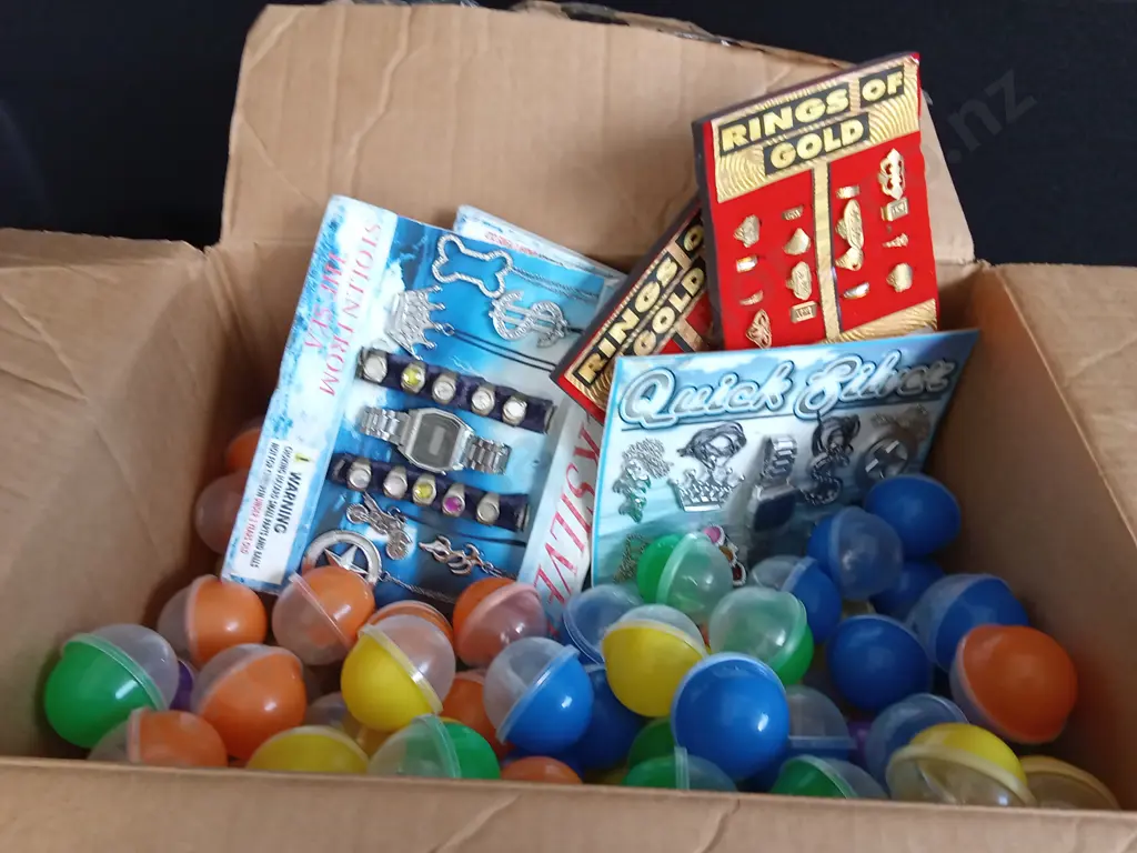 BOX OF PLASTIC CAPSULES FILLED WITH COSTUME JEWELLERY FOR VENDING MACHINE Image 1++