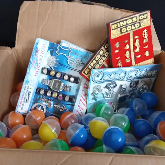 BOX OF PLASTIC CAPSULES FILLED WITH COSTUME JEWELLERY FOR VENDING MACHINE