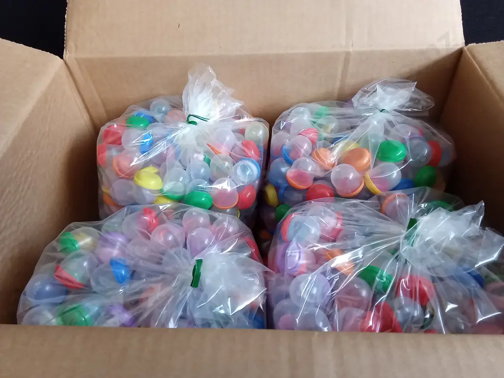 BOX OF PLASTIC CAPSULES FILLED WITH COSTUME RINGS FOR VENDING MACHINE Image 1++