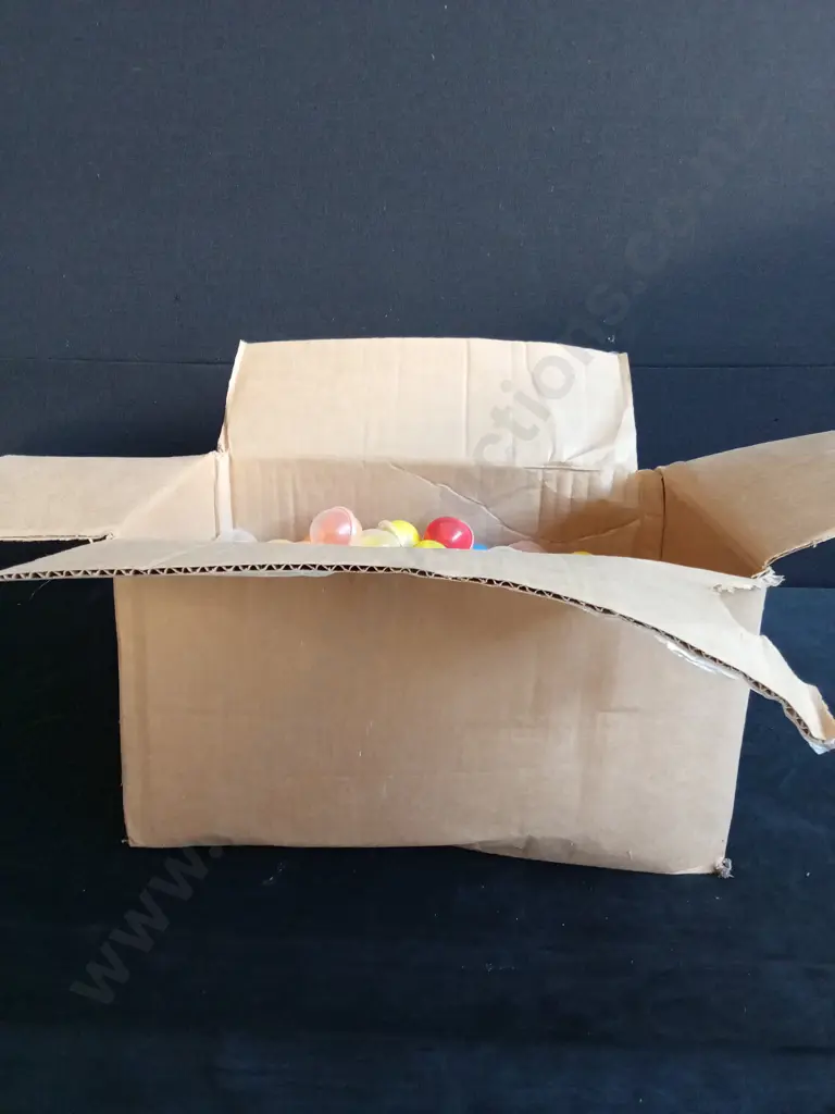 BOX OF PLASTIC CAPSULES FILLED WITH COSTUME JEWELLERY FOR VENDING MACHINE Image 1++