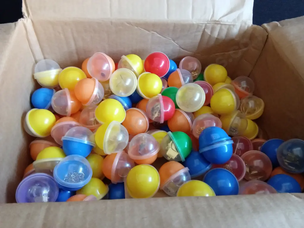 BOX OF PLASTIC CAPSULES FILLED WITH COSTUME JEWELLERY FOR VENDING MACHINE Image 1++