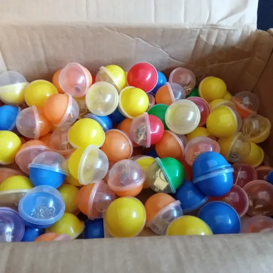 BOX OF PLASTIC CAPSULES FILLED WITH COSTUME JEWELLERY FOR VENDING MACHINE