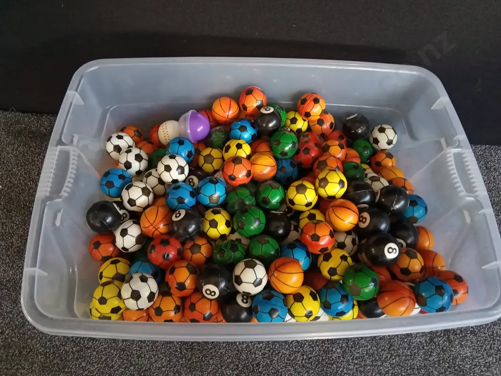 BOX OF FOAM BALLS FOR VENDING MACHINE Image 1++