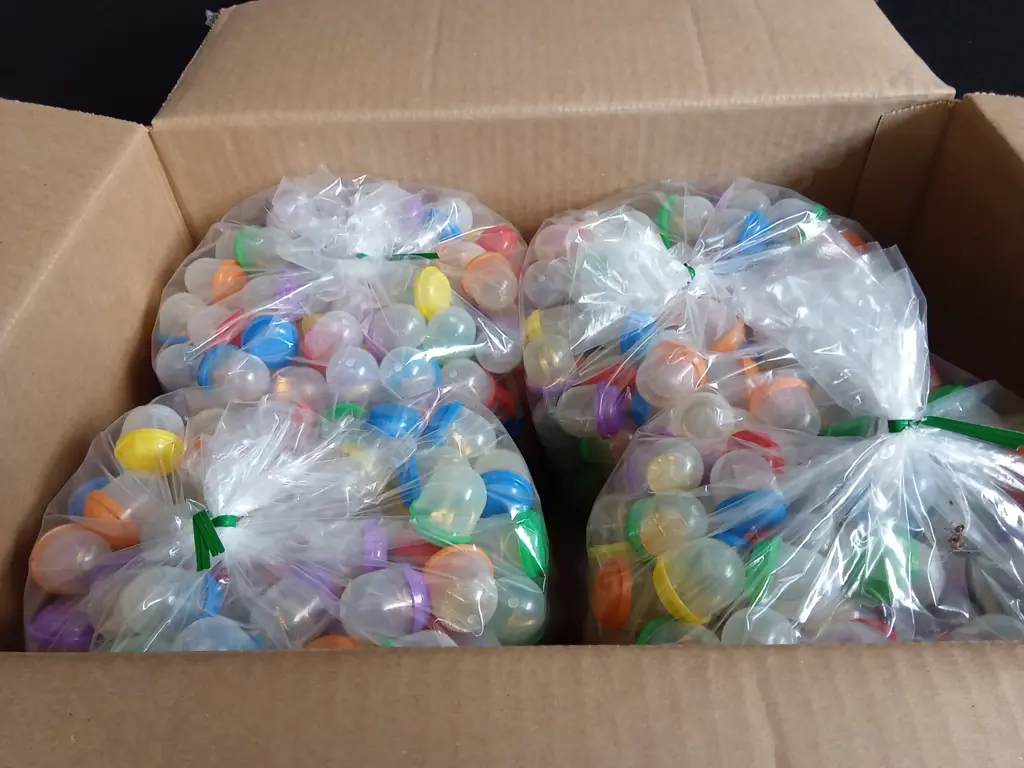 BOX OF PLASTIC CAPSULES FILLED WITH COSTUME JEWELLERY FOR VENDING MACHINE Image 1++
