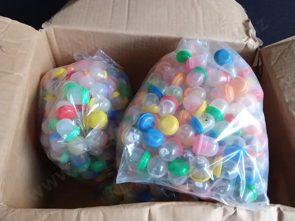 BOX OF PLASTIC CAPSULES FILLED WITH COSTUME JEWELLERY FOR VENDING MACHINE Image 1++