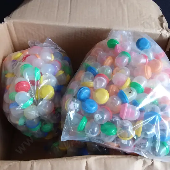 BOX OF PLASTIC CAPSULES FILLED WITH COSTUME JEWELLERY FOR VENDING MACHINE