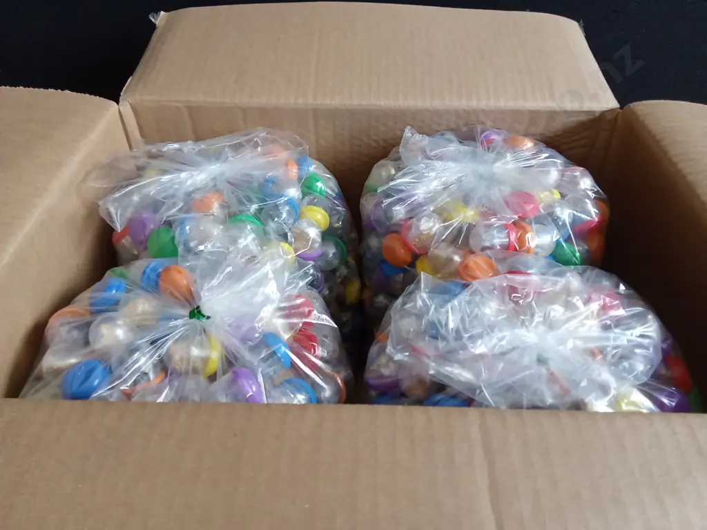 BOX OF PLASTIC CAPSULES FILLED WITH COSTUME JEWELLERY FOR VENDING MACHINE Image 1++
