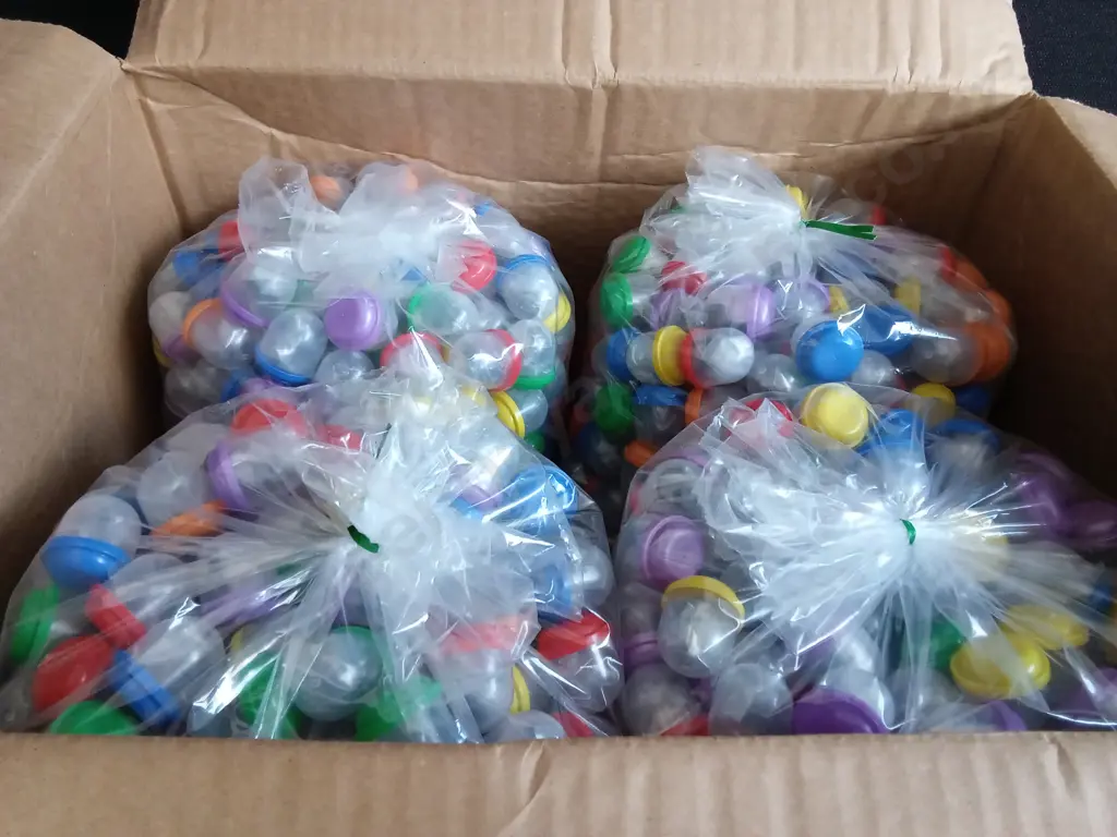 BOX OF PLASTIC CAPSULES FILLED WITH ASSORTED TOYS FOR VENDING MACHINE Image 1++