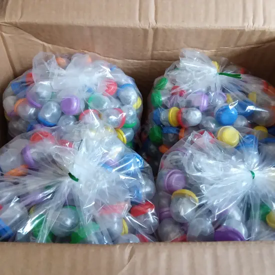 BOX OF PLASTIC CAPSULES FILLED WITH ASSORTED TOYS FOR VENDING MACHINE