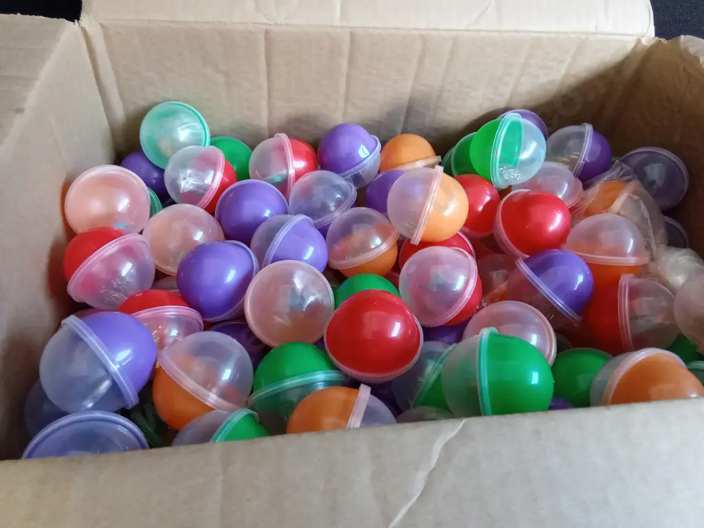 BOX OF PLASTIC CAPSULES FILLED WITH COSTUME JEWELLERY FOR VENDING MACHINE Image 1++