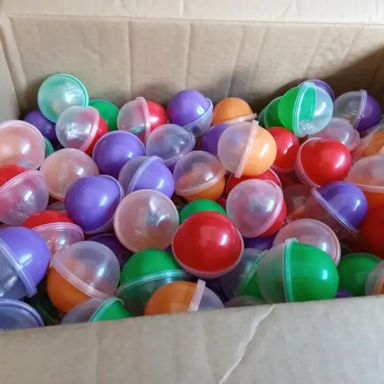 BOX OF PLASTIC CAPSULES FILLED WITH COSTUME JEWELLERY FOR VENDING MACHINE