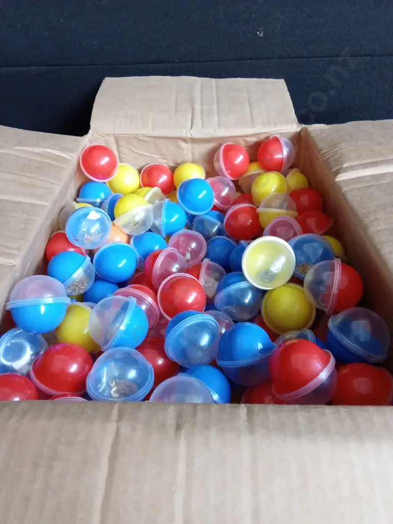 BOX OF PLASTIC CAPSULES FILLED WITH COSTUME JEWELLERY FOR VENDING MACHINE Image 1++