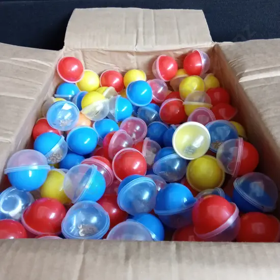 BOX OF PLASTIC CAPSULES FILLED WITH COSTUME JEWELLERY FOR VENDING MACHINE