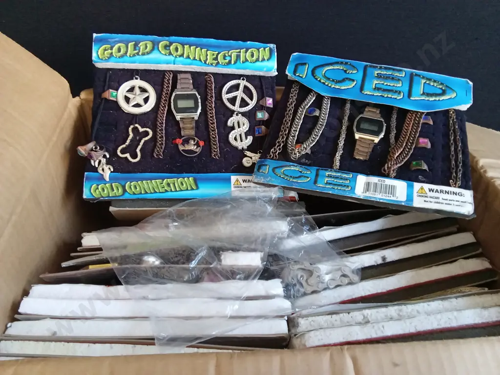BOX OF COSTUME JEWELLERY FOR VENDING MACHINE Image 1++
