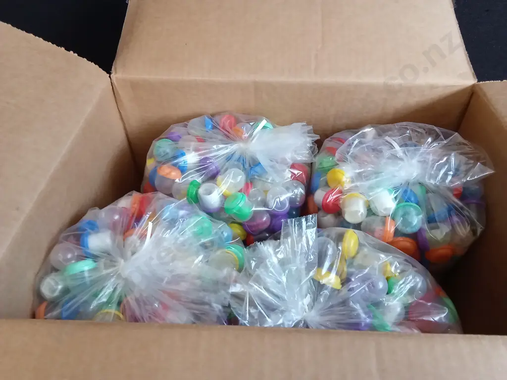 BOX OF PLASTIC CAPSULES FILLED WITH ASSORTED TOYS FOR VENDING MACHINE Image 1++