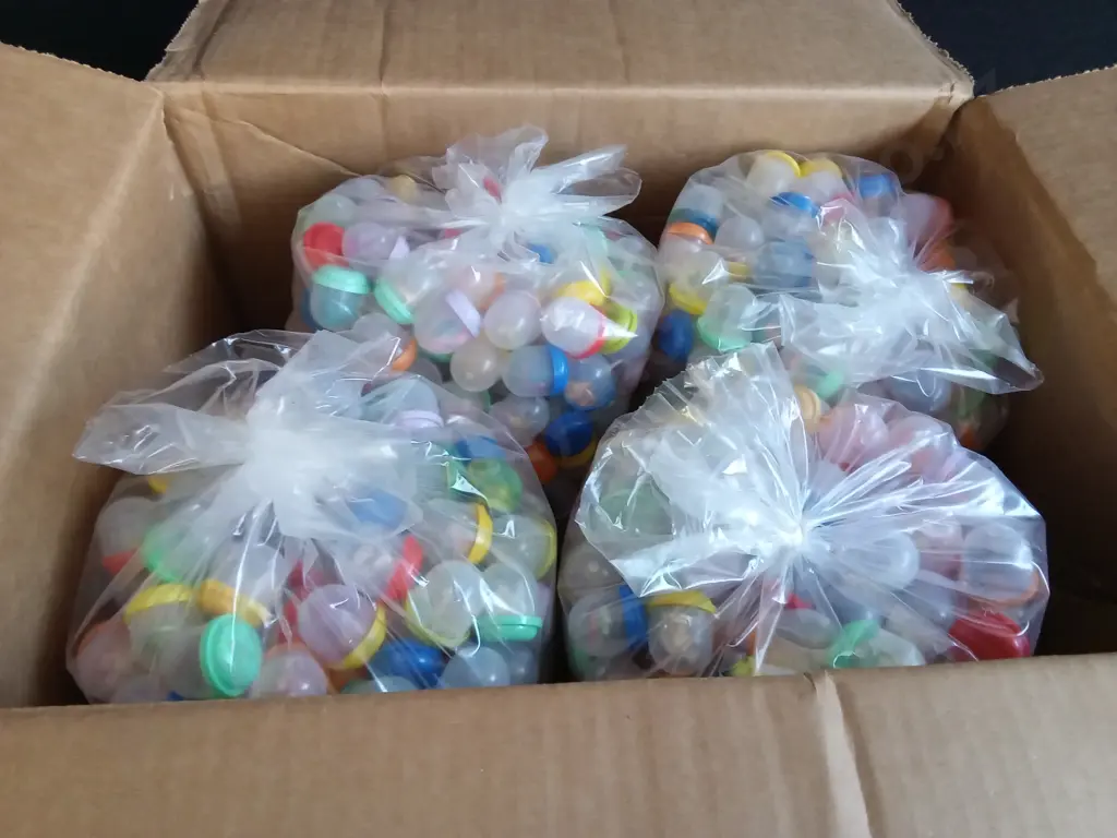 BOX OF PLASTIC CAPSULES FILLED WITH ASSORTED TOYS FOR VENDING MACHINE Image 1++