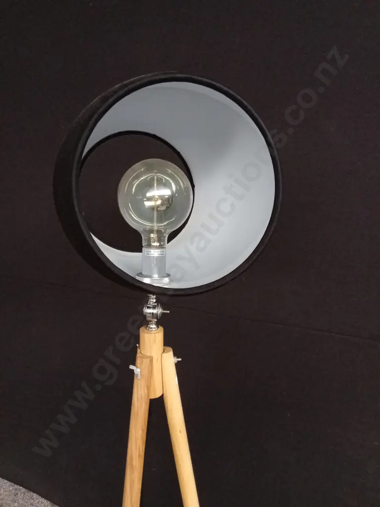 TRIPOD FLOOR LAMP H 1.6M WORKING Image 1++