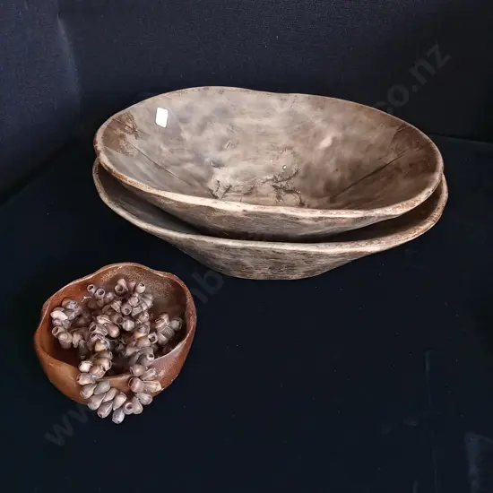 4 PIECES WOODEN BOWLS AND SPIRAL SHELLS