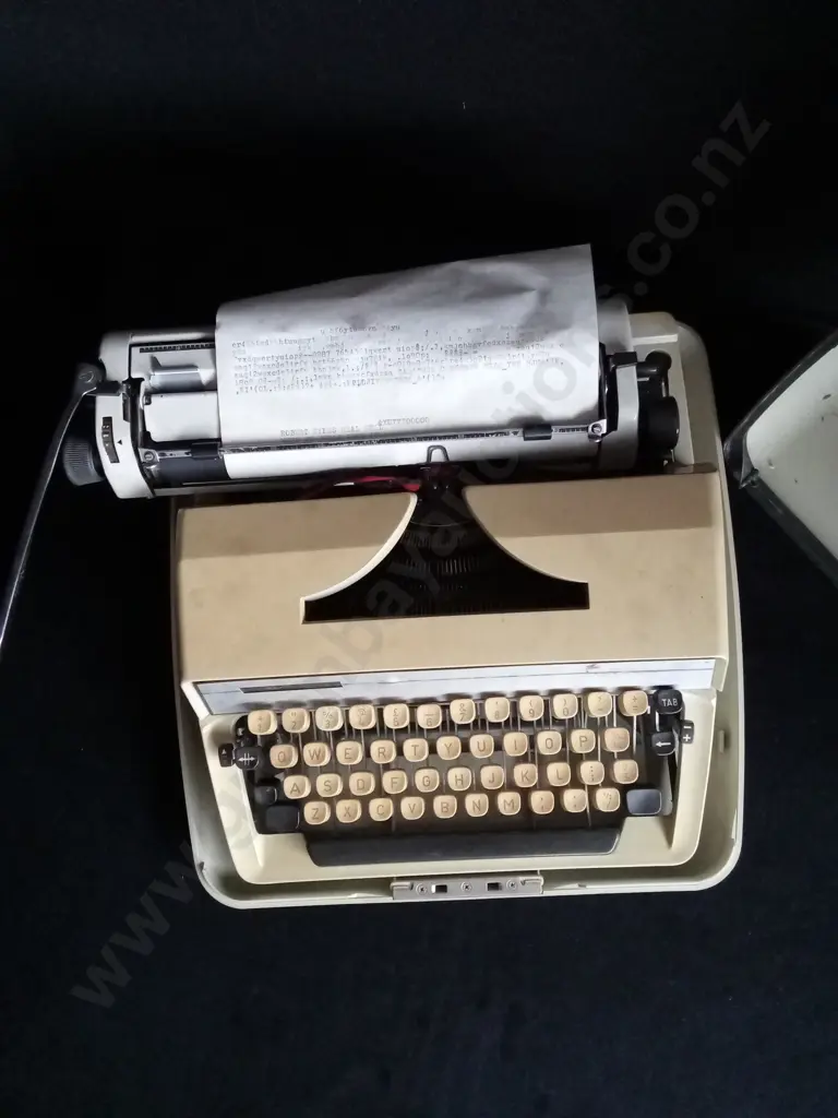VINTAGE ADLER GABRIELE 25 PORTABLE TYPEWRITER Image 1++