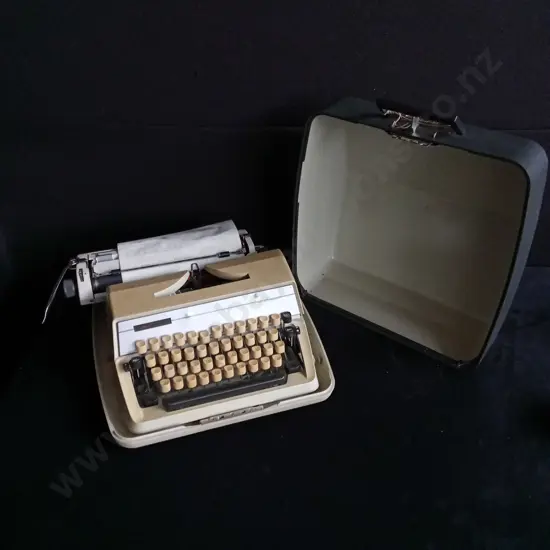 VINTAGE ADLER GABRIELE 25 PORTABLE TYPEWRITER