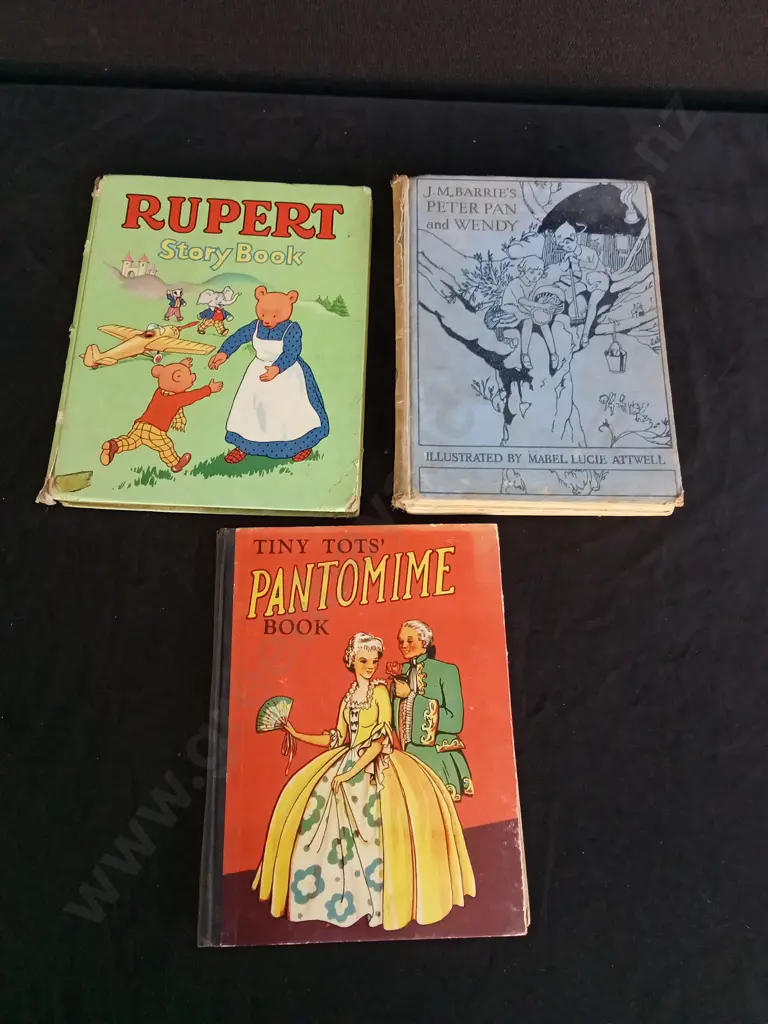 3 PIECES VINTAGE CHILDRENS BOOKS Image 1++