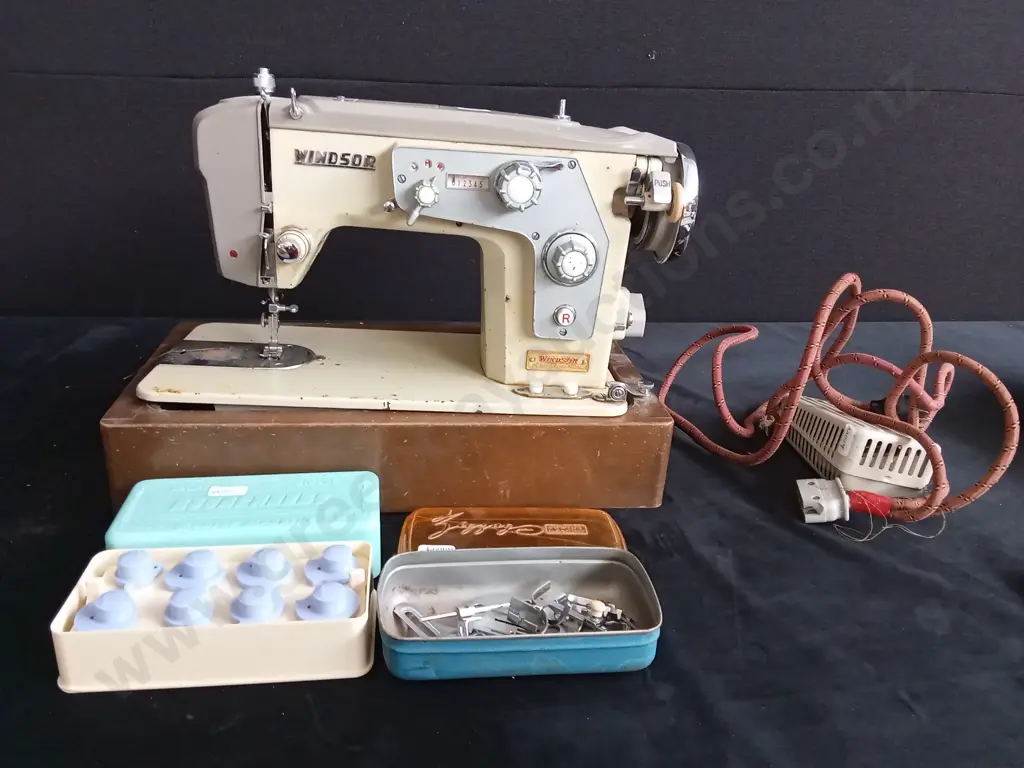 VINTAGE WINDSOR SEWING MACHINE YDK SEWING MOTOR AND ACCESSORIES Image 1++