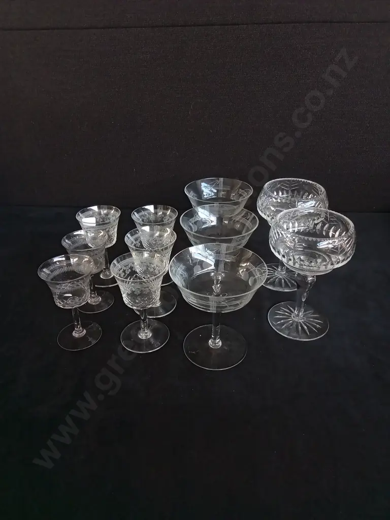 17 PIECES GLASWARE INCLUDING BRAND NEW BOX OF SIX GLASSES Image 1++