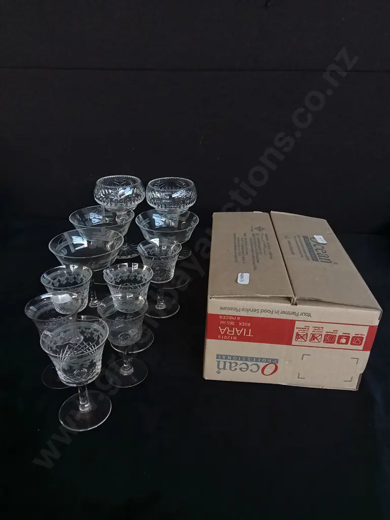 17 PIECES GLASWARE INCLUDING BRAND NEW BOX OF SIX GLASSES Image 1++